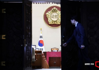 [포토] 문 닫는 21대 국회 