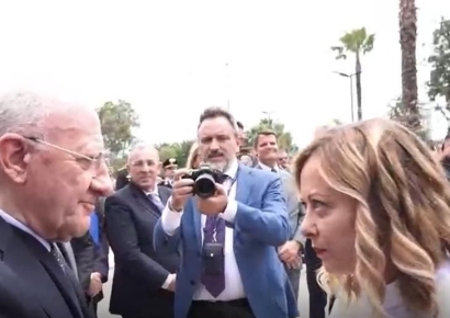 "제가 그 암캐입니다"…이탈리아 총리, 모욕 준 주지사 노려보더니