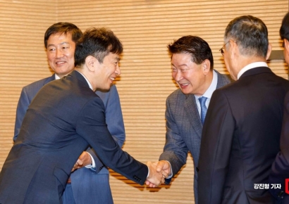 [포토] 참석자들과 인사하는 이복현 금융감독원장