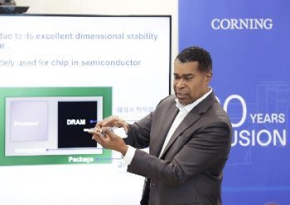 반 홀 코닝 한국 사장 "반도체 유리기판 韓 생산…고성능 칩 패키징 구현"