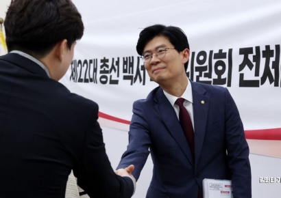 [포토] 총선 백서 특위 참석하는 조정훈 위원장