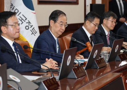 [포토] 의사봉 두드리는 한덕수 총리