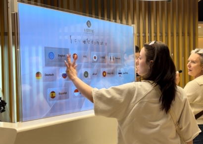 [써보니]백화점에 설치된 AI 번역기…"영어 질문에 한국어로 답해요"