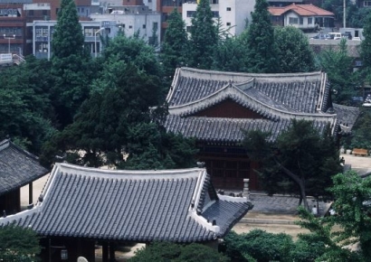 술취해 목말 태우다 '보물 기와' 6장 와장창…40대 남녀 입건