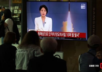 [포토] 북한미사일 발사 뉴스 보는 시민들