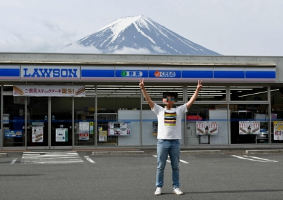 가림막에 수십개 구멍 숭숭…후지산 인증샷 명소 몸살 여전 