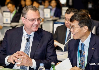 [포토] 의견 나누는 이창용 한은 총재-토마스 조던 스위스 중앙은행 총재