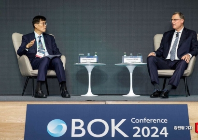 [포토] 대담하는 한국은행 총재-스위스 중앙은행 총재