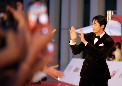 "진짜 유난이다"…일반인들에 플래시 세례, 변우석 과잉경호 논란