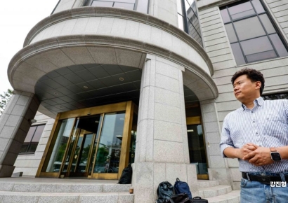 [포토] 헌법재판소 대심판정 나서는 유우성씨