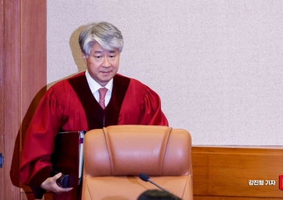 [포토] 대심판정 들어서는 이종석 헌법재판소장