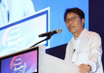 'K팝 아버지' 이수만, 전격 복귀…신인 ‘루키즈’ 공개