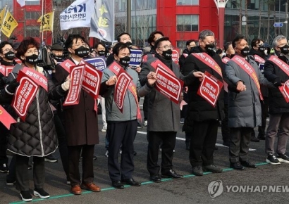 촛불 들고 나온 의사들…임현택 "뭘 선언할 줄 알고 미리 실망하나"