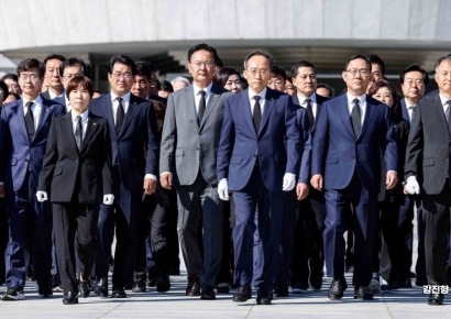 [포토] 참배 마친 뒤 이동하는 국민의힘 22대 국회의원