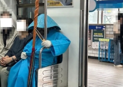 "여기 한국 맞죠?" 도복 입은 '파란 삿갓' 남성 지하철서 포착
