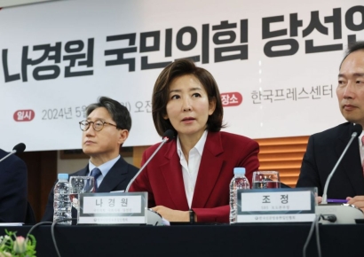 나경원 "다수결로 국회 운영하면 의원 300명씩 왜 뽑나? 합의대로 원 구성 해야"