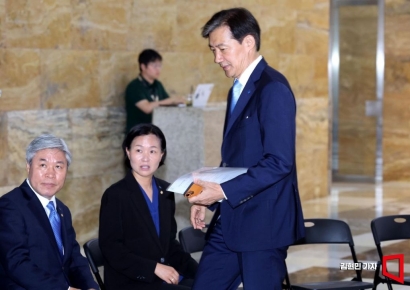 [포토] 첫 최고위원회의 참석하는 조국