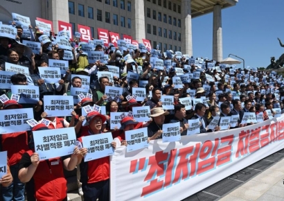 [포토] 양대노총 "최저임금 차별조항 폐지해야…업종 차등 반드시 저지"
