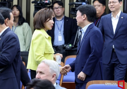 [포토] 대화하는 나경원-안철수