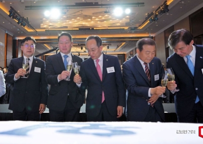 [포토] 건배하는 박찬대-최태원-추경호-양재생-조국