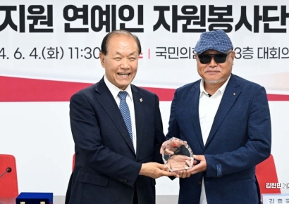 [포토] 황우여, 김흥국에게 감사패 전달