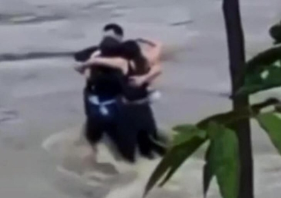 '1분만 빨랐다면'…급류 사고 휘말린 伊 세 친구의 '마지막 포옹'