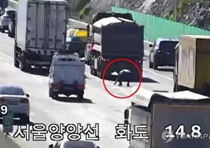 "고속도로에 만원 지폐 흩날려"…주우려는 운전자들로 소동