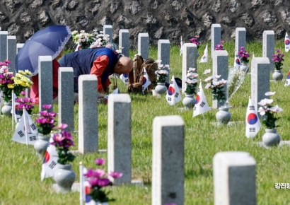 [포토] 현충원서 고인 추모하는 유가족