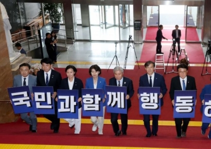 [포토] 첫 본회의 참석하는 조국혁신당 의원들