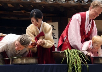 [포토] 창포물에 머리 감는 외국인 가족