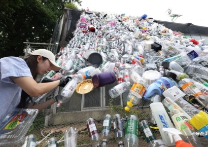 [포토] 대형 그물에 매달리는 폐플라스틱