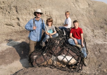 아빠와 등산 간 소년들…초대형 공룡 뼈 '세기의 발견'