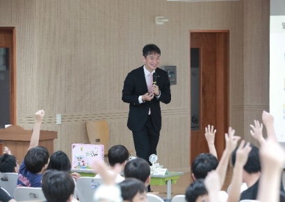 초등학교 일일강사 나선 이복현 금감원장…"조기 금융교육 필요성 증가"