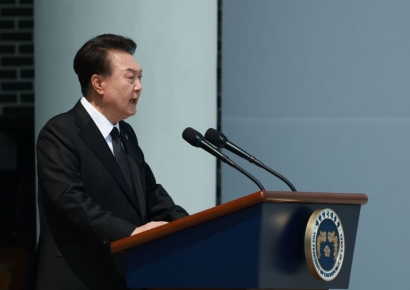 尹 "영웅들께 최고 예우 보답"…北도발엔 "비열, 결코 좌시 안해"