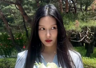 지지자들 "공주인가?"…'결혼 임박' 조민, 부케 받아