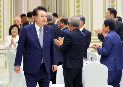 尹, 국가유공자 초청 오찬…"국민 모두 감사하는 문화 가져야"