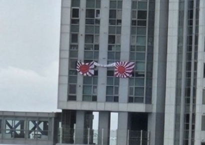 "진짜 선 넘었다" 현충일에 욱일기 내건 아파트 공분