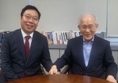 7년만에 등장한 이회창 "야당 입법 폭주 가능성 우려"