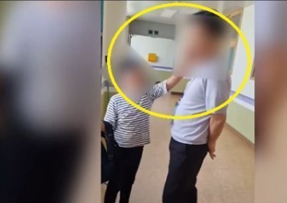 교감 뺨 때린 초3 학부모 "애가 일방적 폭행? 진위 가려야"