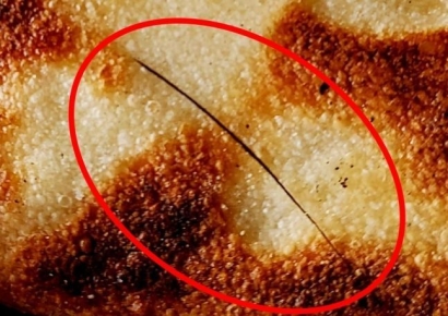 피자 먹다 이물질 나왔는데..."환불 대신 쿠폰 드릴게요"