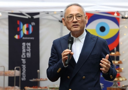 유인촌, 탈북 예술인 연극 관람…"통일부와 협업 지원"