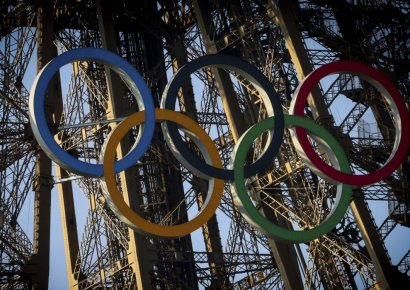 파리 에펠탑에 올림픽 오륜 조형물 설치…밤에도 '반짝'