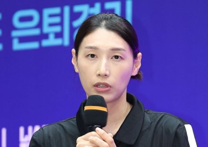 끝내 눈물 흘린 김연경…수천명 팬 앞에서 태극마크 반납