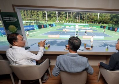 [포토] 박병규 수석부행장 설명 듣는 현상순 회장
