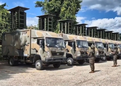 北 오물풍선 100개 낙하…軍, '대북 확성기' 경고장