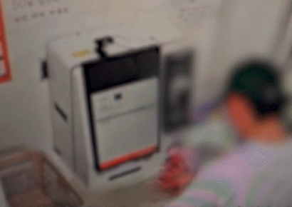 바코드 대고 '계산하는 척'…지켜보던 점주, 원격으로 문 잠갔다