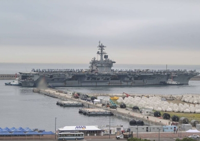 '탑건' 찍은 美 항모 루즈벨트 부산 입항…북·러 경고장