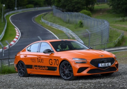 獨뉘르부르크링 트랙에서 오렌지색 제네시스 달린다