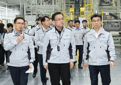 최상목 "전기차 구매·투자 인센티브 등 지원방안 검토" 