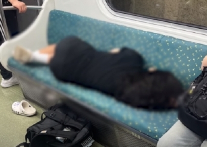 네 사람 앉을 자리를 침대삼아 '쿨쿨'…부산 지하철 민폐승객 논란